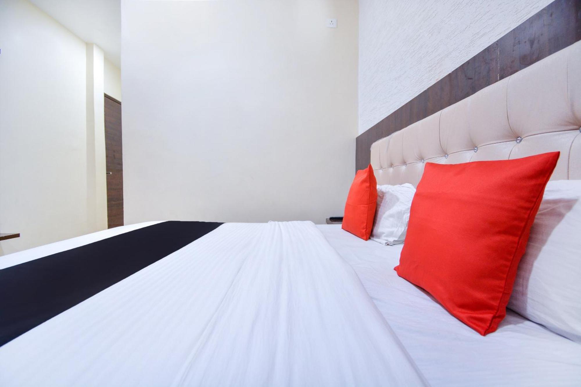 Capital O Moments Inn Amritsar Buitenkant foto