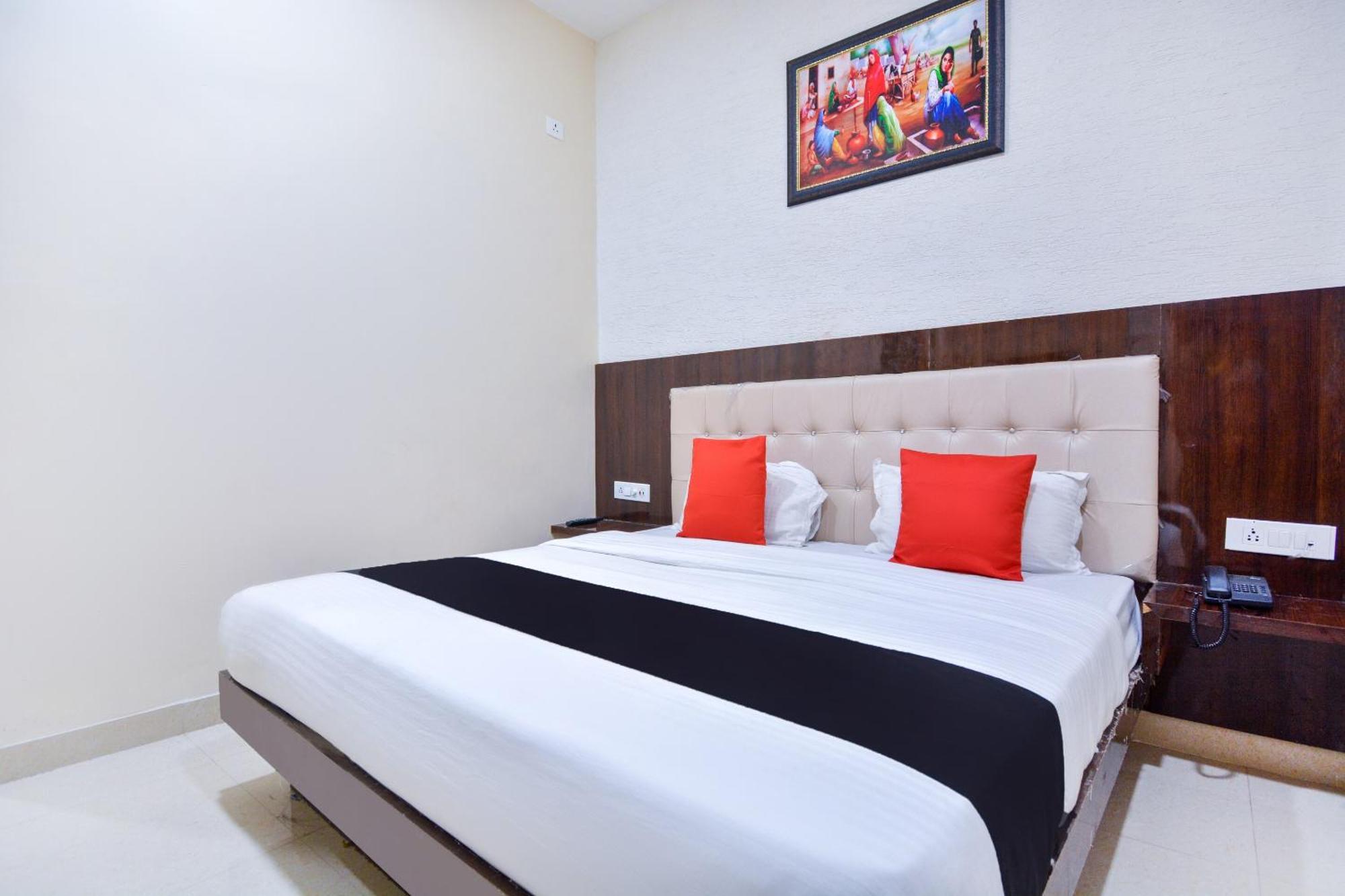 Capital O Moments Inn Amritsar Buitenkant foto
