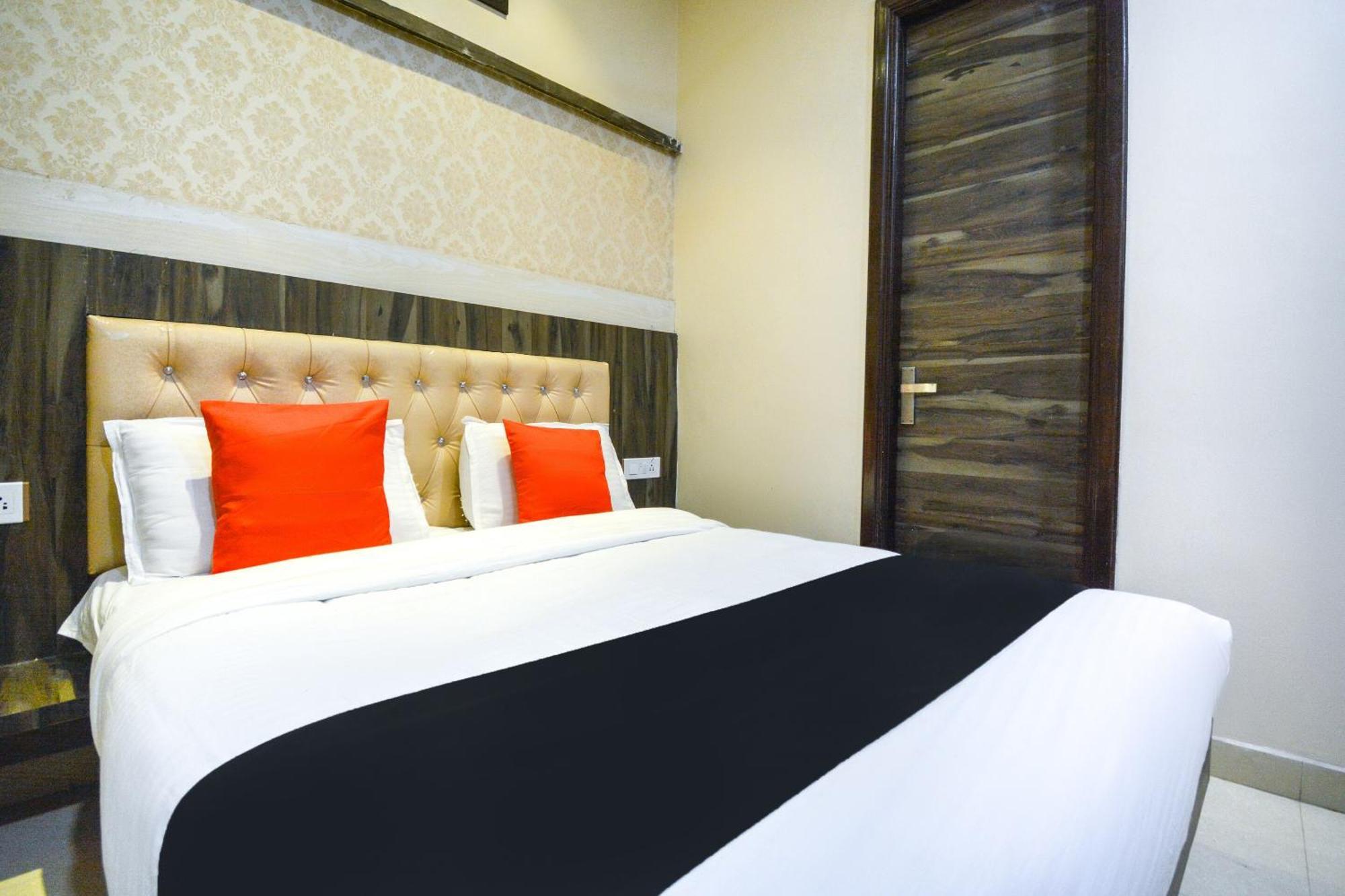 Capital O Moments Inn Amritsar Buitenkant foto