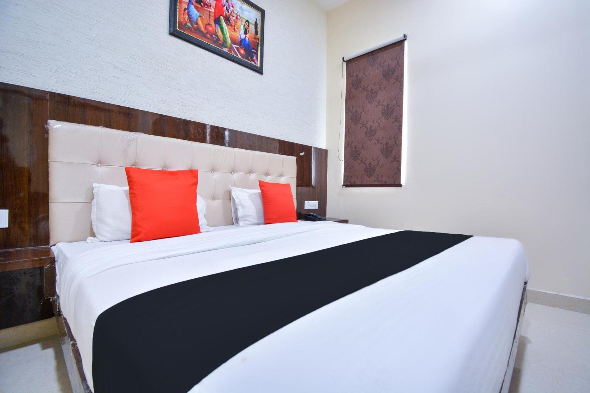 Capital O Moments Inn Amritsar Buitenkant foto