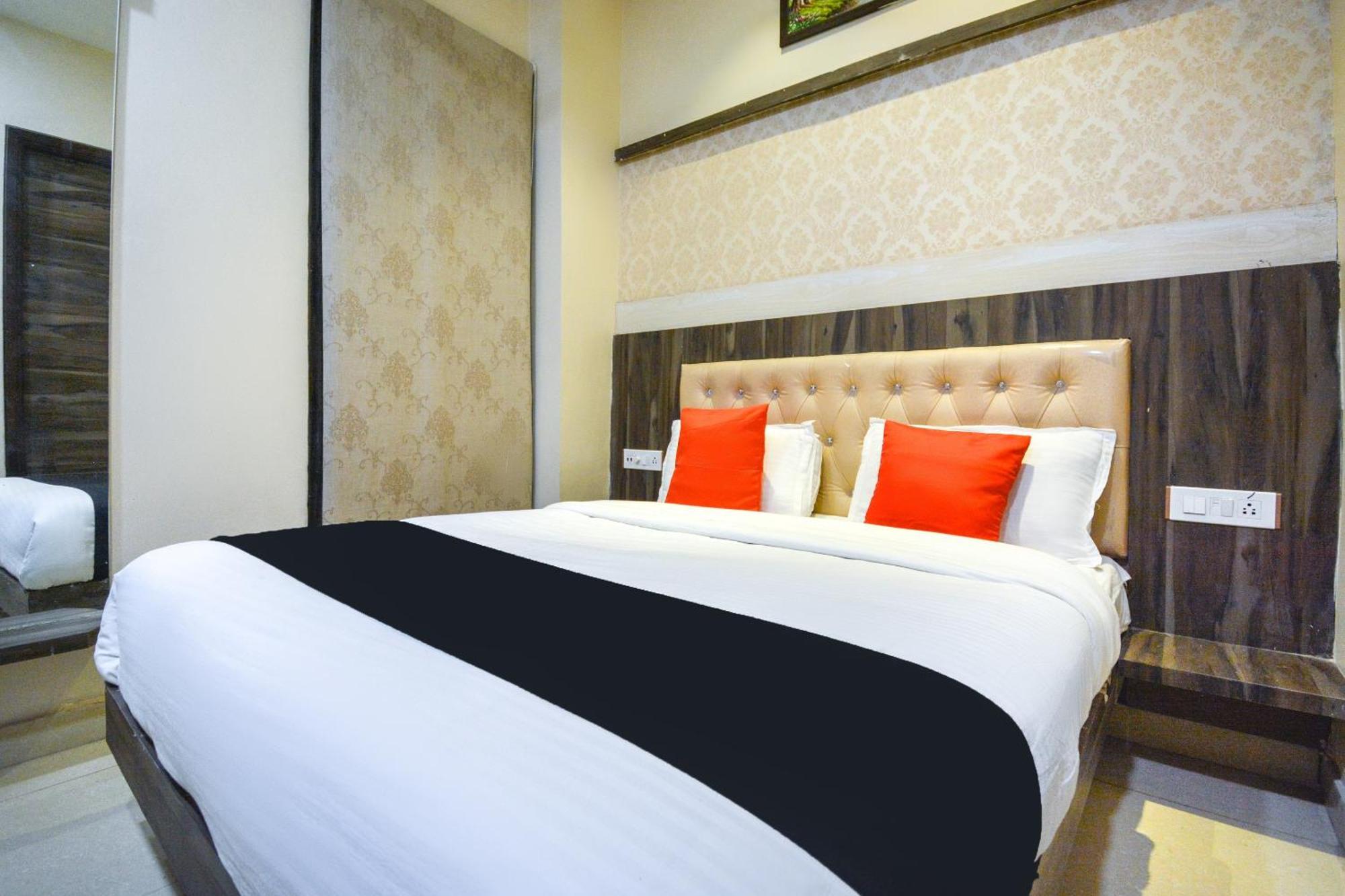 Capital O Moments Inn Amritsar Buitenkant foto
