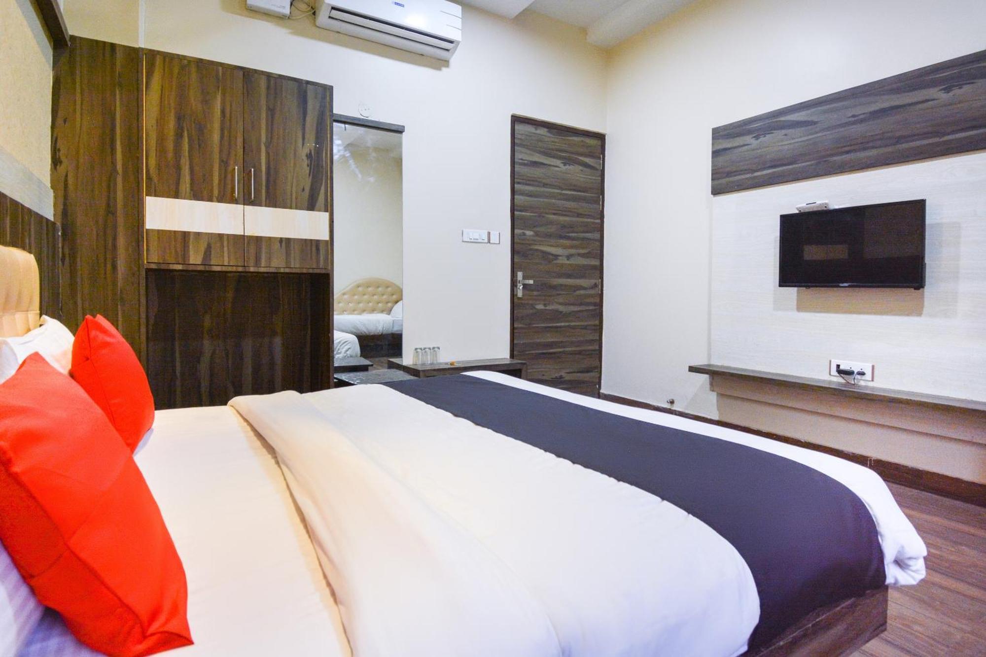 Capital O Moments Inn Amritsar Buitenkant foto