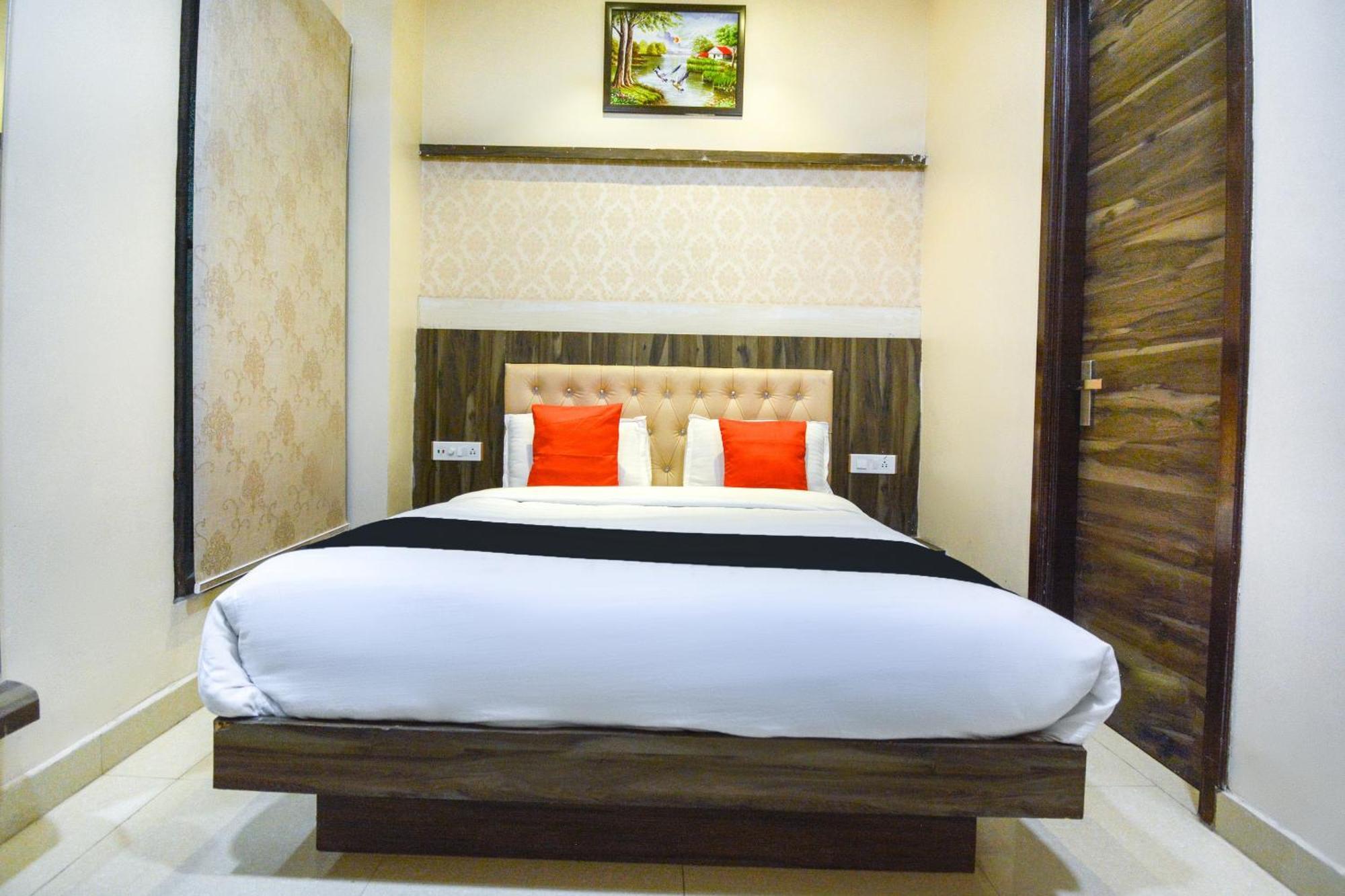 Capital O Moments Inn Amritsar Buitenkant foto